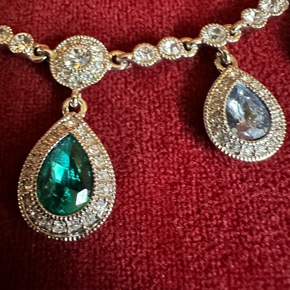 Vintage Elegant Silver and Green Teardrop Necklace - Picture 6 of 7